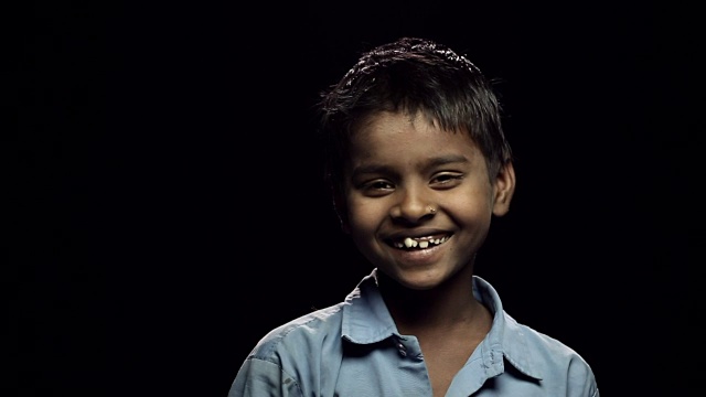 一个微笑的男孩的肖像视频素材