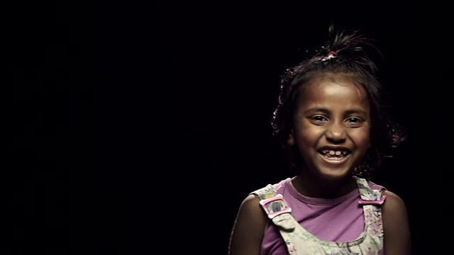 一个微笑的女孩的肖像视频素材