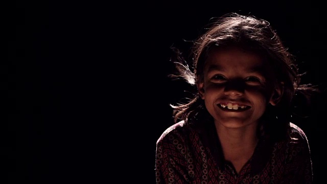 一个微笑的女孩的肖像视频素材