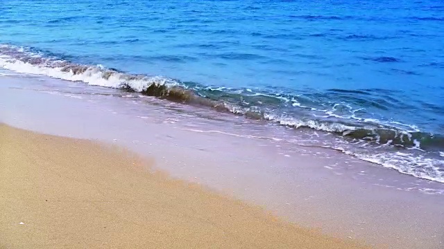 海浪卷起白色沙滩的特写镜头视频素材