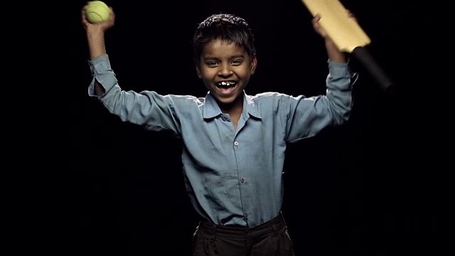 一个男孩庆祝成功的肖像视频素材