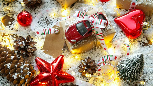 圣诞和新年背景与玩具车，礼物，丝带，球和不同的绿色装饰的背景。4 k, UHD 2160 p视频素材