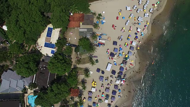 无人机俯瞰拥挤的海滩视频素材