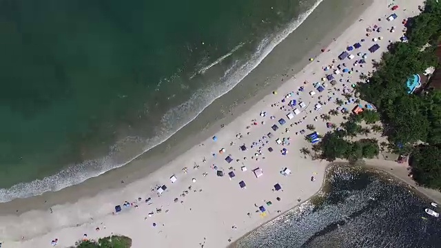 俯视图的一个海滩无人机视频素材