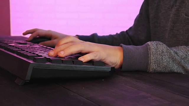 孩子在玩电脑游戏时用手玩键盘视频素材