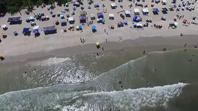 俯视图的一个海滩无人机视频素材