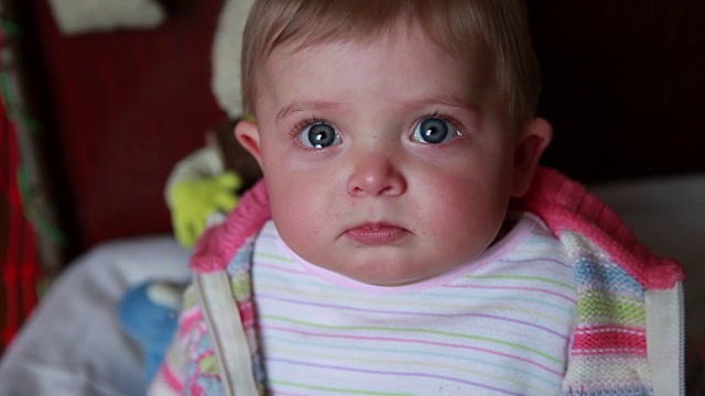 哭闹的婴儿突然停止哭闹，盯着镜头视频素材