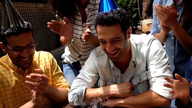 快乐的一群人在餐馆庆祝他们的朋友的生日视频下载