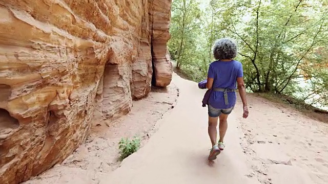 4K超高清:活跃的老年人徒步穿越峡谷视频素材