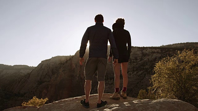 4K超高清:年轻夫妇在悬崖边享受日出视频素材