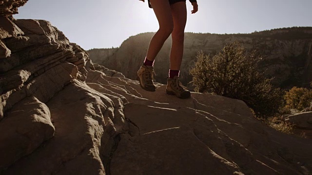 4K超高清:年轻女子徒步靠近悬崖边缘视频素材
