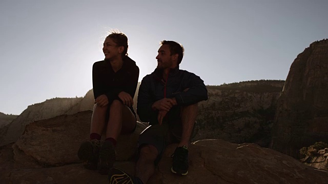 4K超高清:一对夫妇在艰难的徒步旅行后休息视频素材