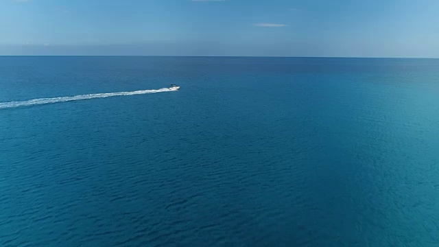 在塞浦路斯阿伊纳帕尼西海滩的地中海上，急躁地开动汽艇。空中无人机拍摄。视频素材