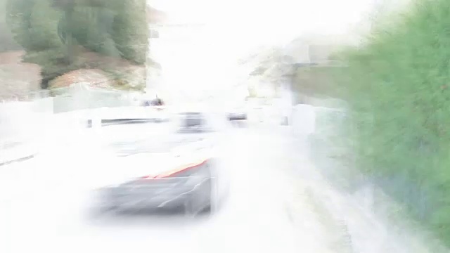 骑自行车穿过乡村小镇:presto(环路)视频下载