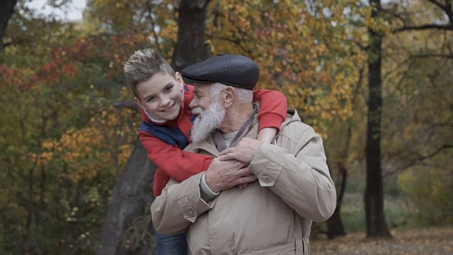 孙子拥抱祖父的肖像视频素材
