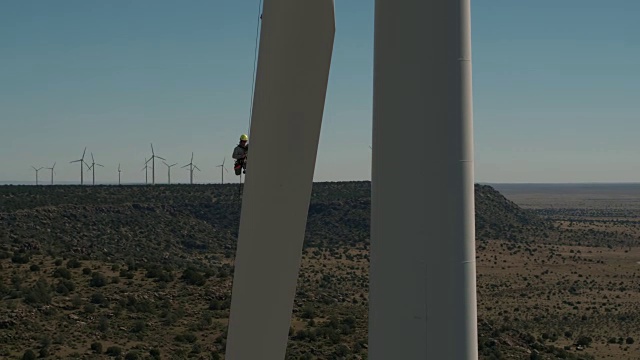 正在降下风力涡轮机叶片的工人视频素材