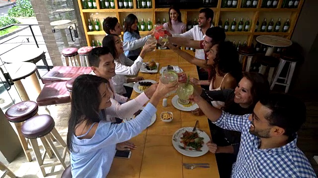一群快乐的朋友在餐厅祝酒视频素材