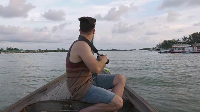 4K超高清:一个人在船头拍摄日落视频素材