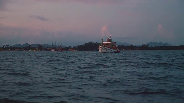 4K超高清:在日落时抛锚的船视频素材
