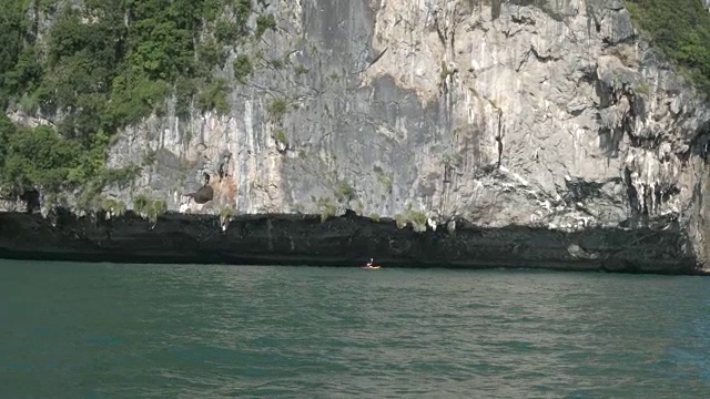 4K超高清:沿崎岖的泰国海岸线划皮划艇视频素材