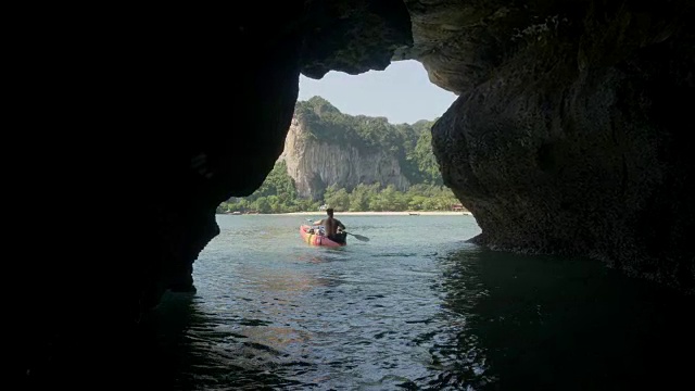 4K超高清:探索皮划艇洞穴视频素材