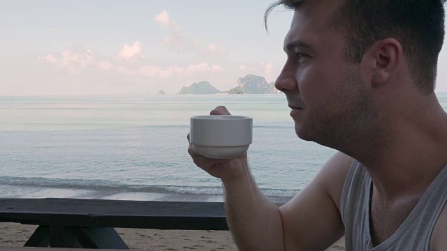 4K超高清:海滩上的早餐视频素材