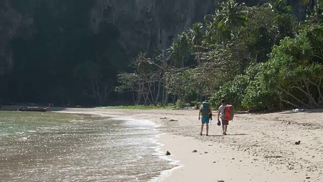 4K超高清:沙滩上的背包客视频素材