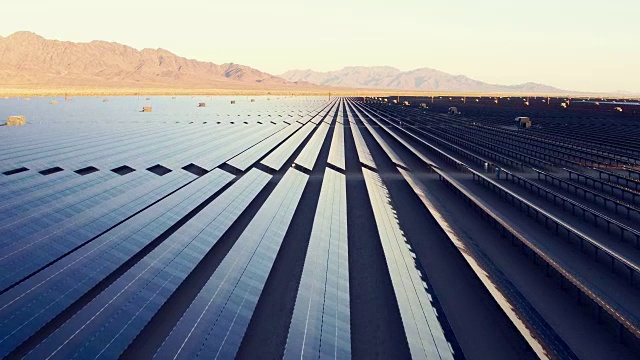 在沙漠中创造清洁可再生能源的大型太阳能农场上空的鸟瞰图视频素材