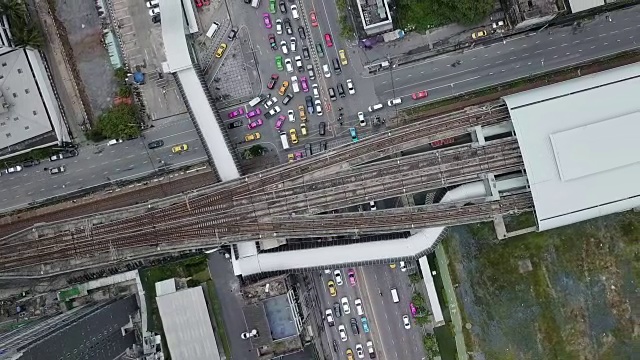 泰国曼谷街道十字路口和连接捷运和bts公共交通的桥梁鸟瞰图视频素材