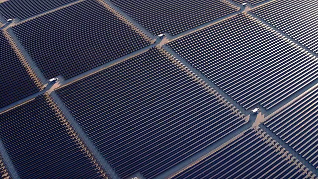 在沙漠中创造清洁可再生能源的大型太阳能农场上空的鸟瞰图视频下载