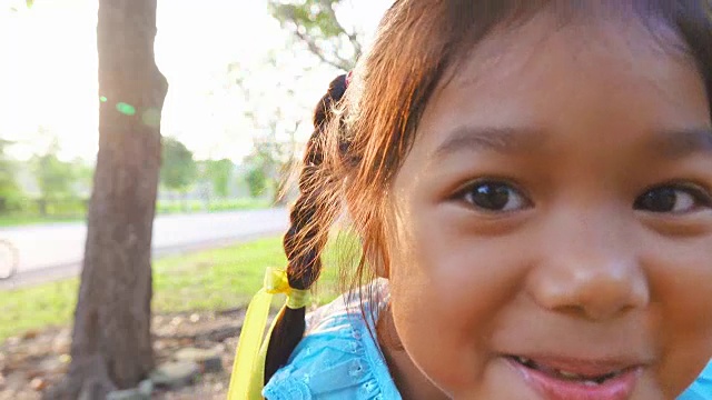 微笑的泰国女孩的肖像。视频素材