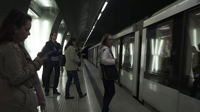 布达佩斯地铁站。地铁4号线视频下载