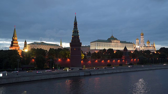 莫斯科,俄罗斯。克里姆林宫堤岸的夜景视频素材