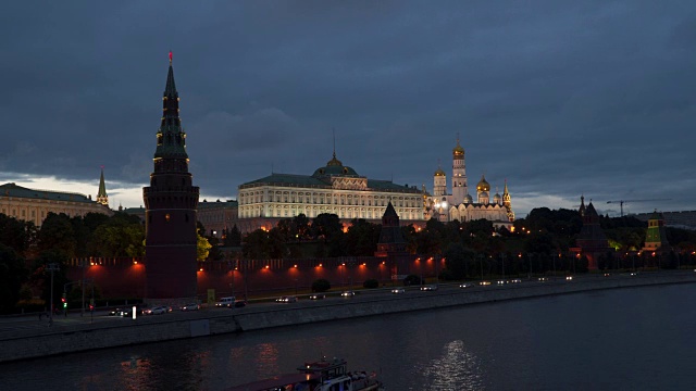克里姆林宫城墙附近的莫斯科河视频素材