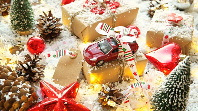 圣诞和新年背景与玩具车，礼物，丝带，球和不同的绿色装饰的背景。4 k, UHD 2160 p视频素材