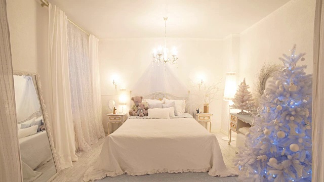 圣诞节和新年用礼物和新年树装饰室内房间视频下载