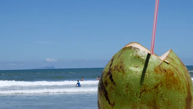 巴西海滩上的椰子汁视频素材