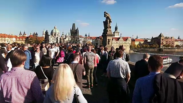 在布拉格的查尔斯桥游客中漫步视频素材