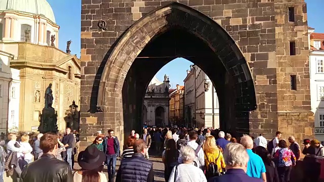 在布拉格的查尔斯桥游客中漫步视频下载