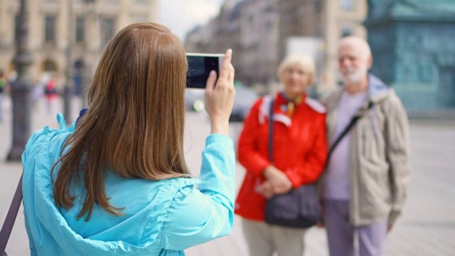 年幼的女儿在巴黎旺多姆广场拍摄父母度假的照片视频素材