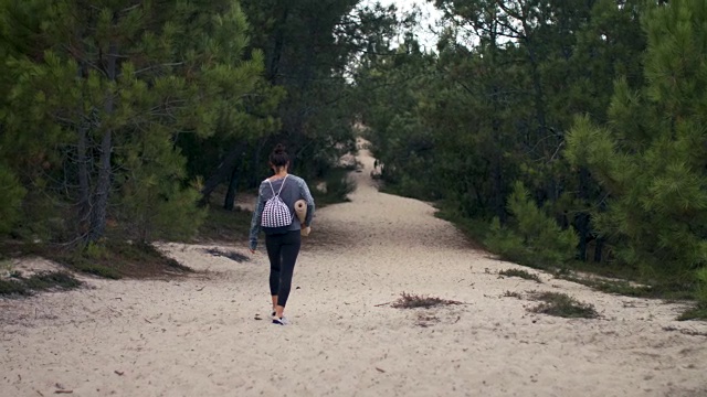 美丽的中年女人与瑜伽马特走在松林在法国南部。视频素材
