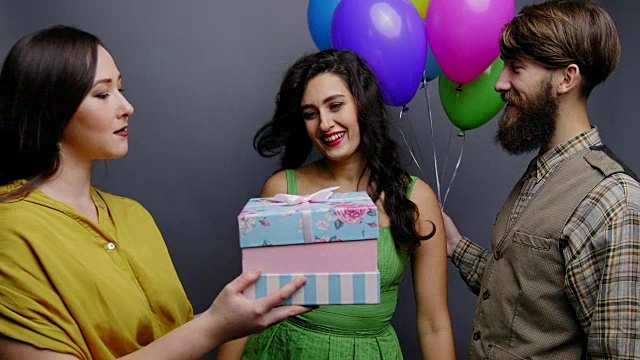 两个朋友给快乐的女人礼物视频下载