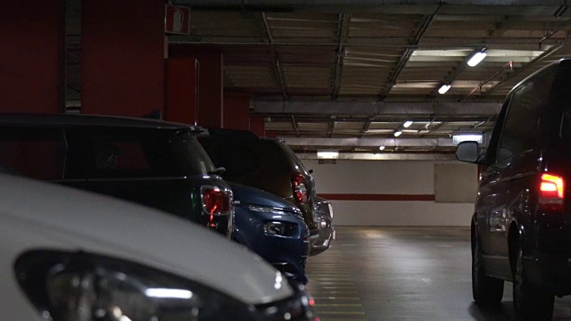 地下停车场,车库。浅景深视频素材