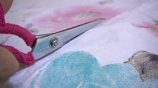 裁缝用剪刀剪一种高质量的织物视频素材