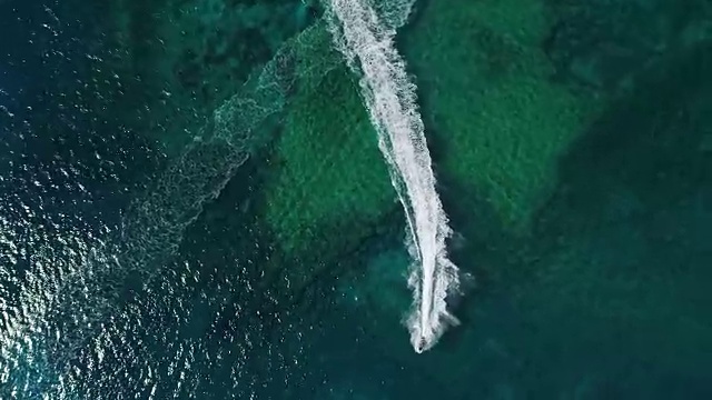 水上摩托车在地中海中奔腾前进。塞浦路斯阿伊纳帕的尼西海滩。空中无人机拍摄。视频素材