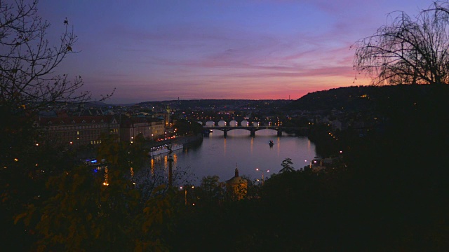 黄昏时分的布拉格和它的桥梁视频素材