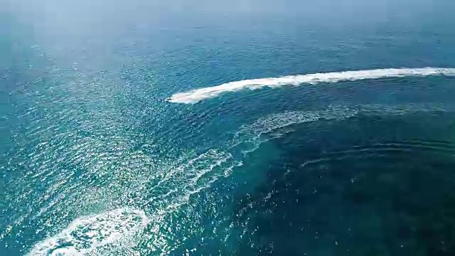 水上摩托车在地中海中奔腾前进。塞浦路斯阿伊纳帕的尼西海滩。空中无人机拍摄。视频素材