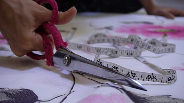 女人用剪刀剪布视频素材