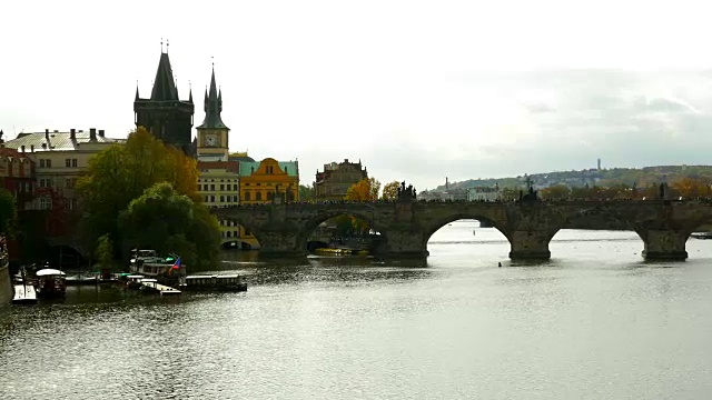 布拉格古城、河岸和查理大桥视频素材