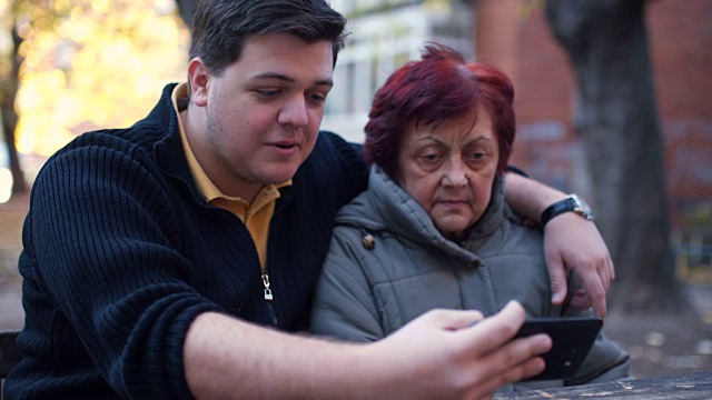 一个年轻人在和他的祖母自拍视频素材